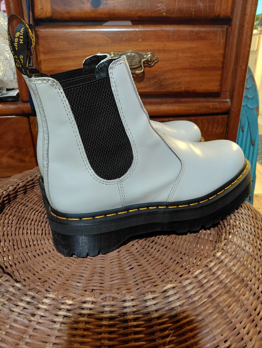 Dr. Martens 2976 Quad Chelsea Boots Women Size 9 White Leather Platform Lug Sole